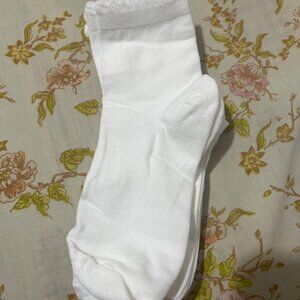 4 pairs of white ruffle socks